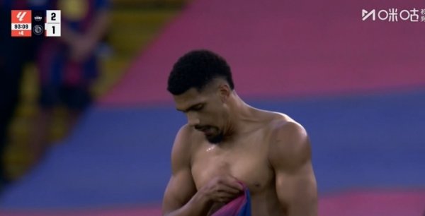 艰难取胜！阿劳霍致胜球  后巴萨众生相：阿劳霍脱衣 弗里克拉菲怒吼